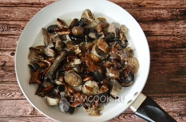 Положить грибы на сковороду