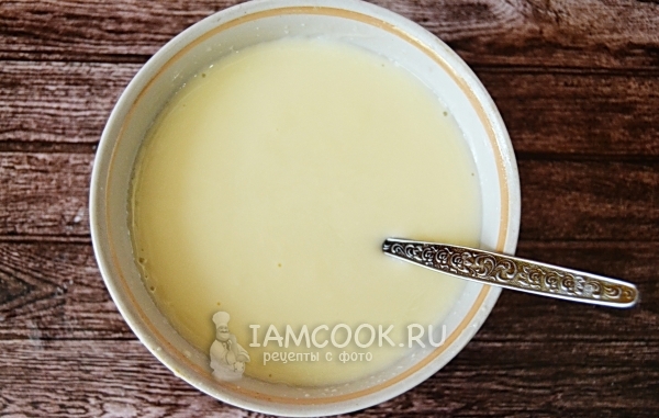 Соединить майонез с водой