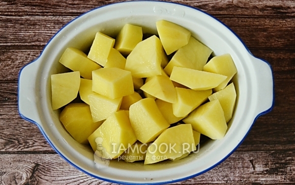 Положить на грибы картофель