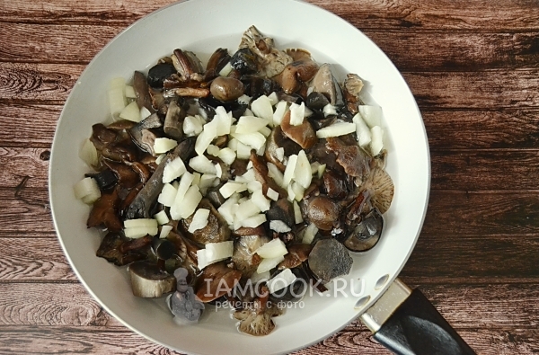 Положить лук к грибам