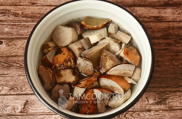 Положить грибы в соленую воду