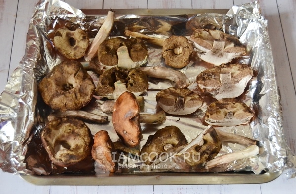 Положить грибы на фольгу