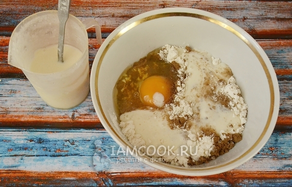 Влить молоко с сахаром