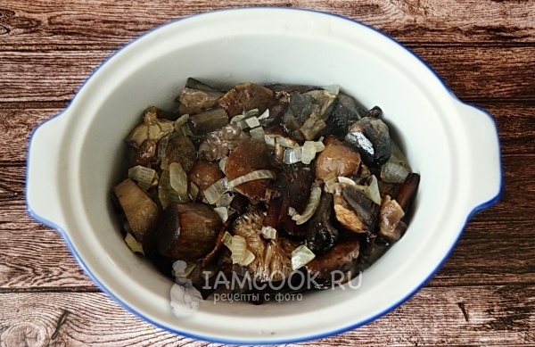 Положить грибы в форму