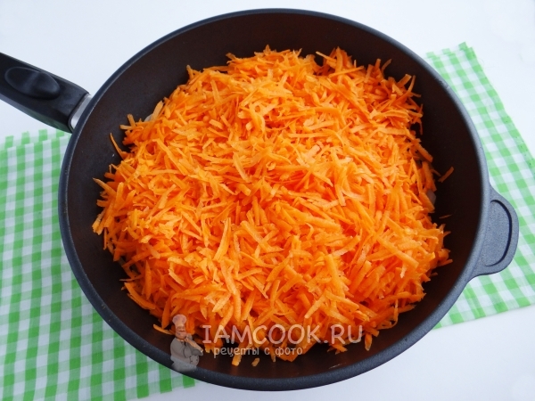 Положить к луку морковь