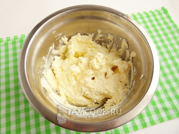 Взбить творог с маслом