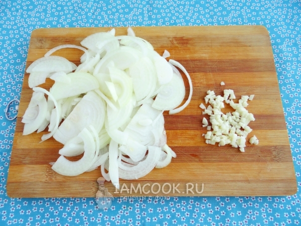 Порезать лук и чеснок