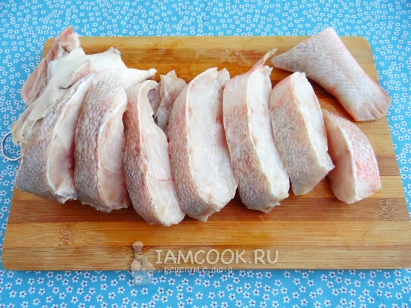 Порезать рыбу на куски