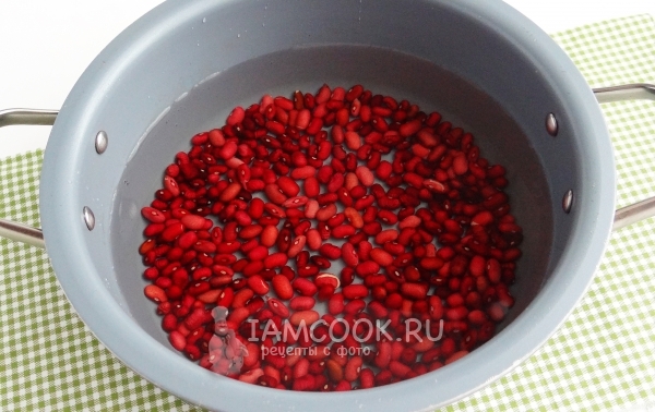 Положить фасоль в кастрюлю