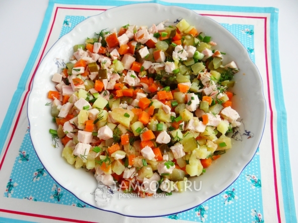 Размешать ингредиенты салата