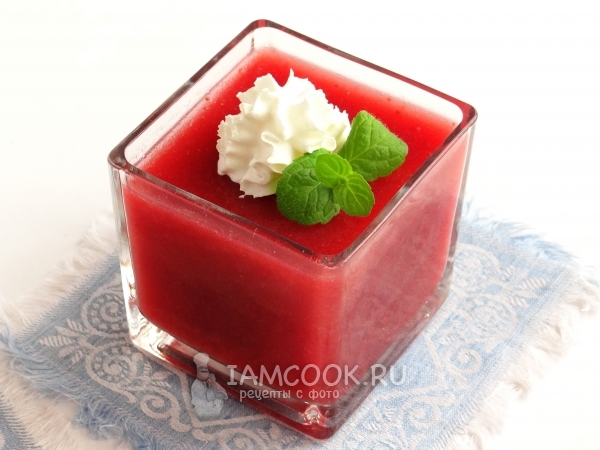 Украсить желе сливками и мятой