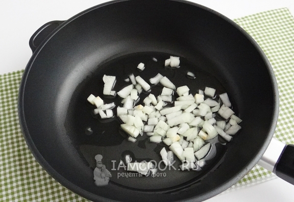 Положить лук на сковороду