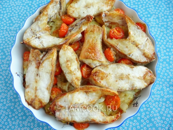 Запечь рыбу с овощами в духовке