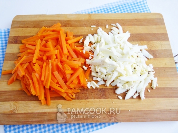 Порезать морковь и яйца