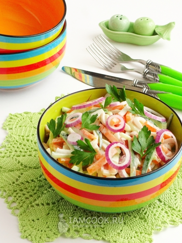 Фото салата из кальмаров с морковью и огурцом
