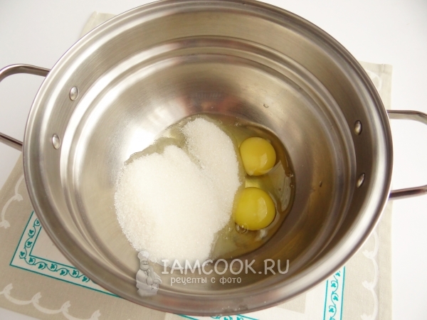 Соединить яйца с сахаром