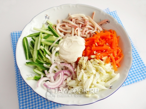 Положить соус в салатник