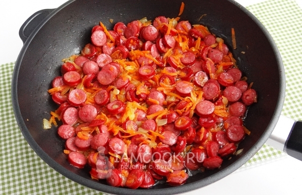Обжарить колбасу с луком и морковью