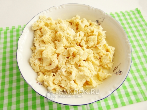 Положить тесто в миску