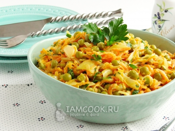 Вкусный салат с жареной морковью и луком