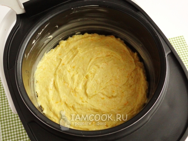 Выложить тесто в форму