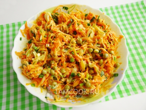 Готовый салат с жареной морковью и луком