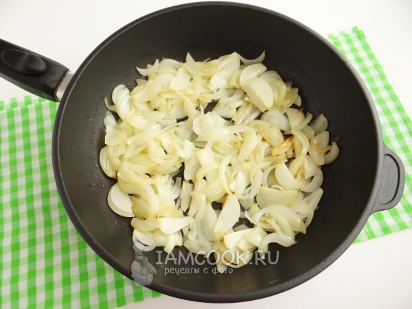Обжарить лук