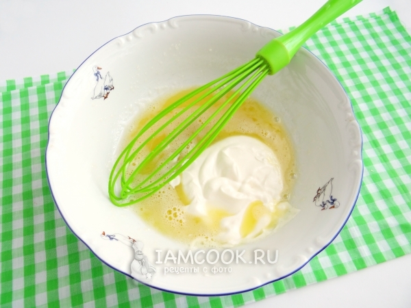 Положить сметану