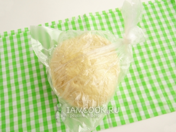 Положить тесто в пакет