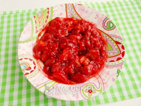 Нагреть клубничную начинку