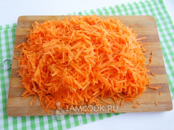 Натереть морковь