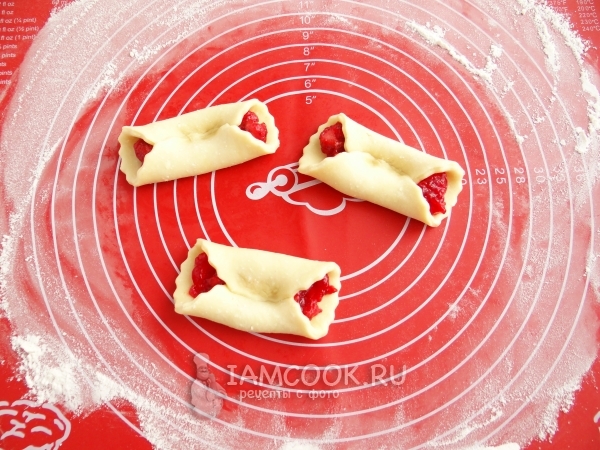 Защипнуть края теста