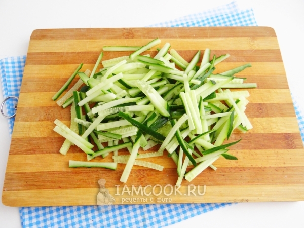 Порезать огурец