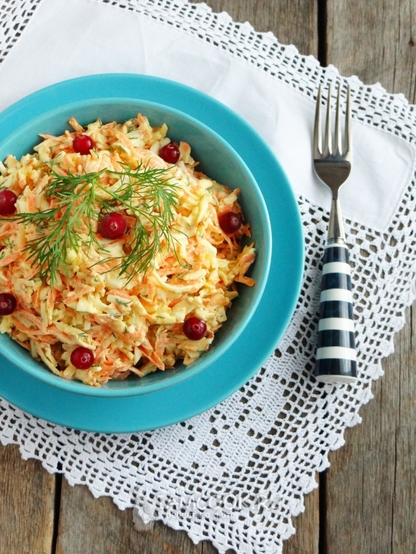 Готовый салат с копченым колбасным сыром и морковью