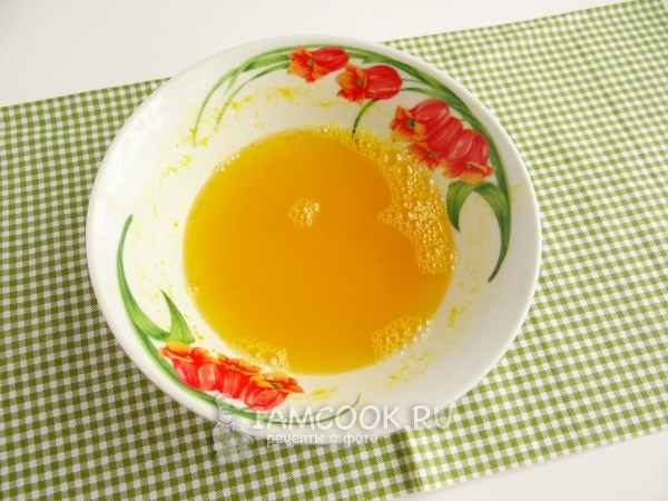 Всыпать в сок сахар