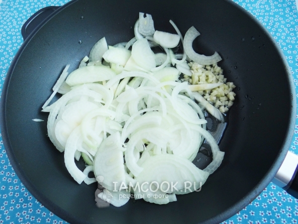 Положить на сковороду лук с чесноком