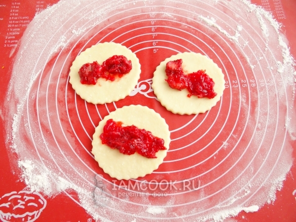 Положить на тесто начинку