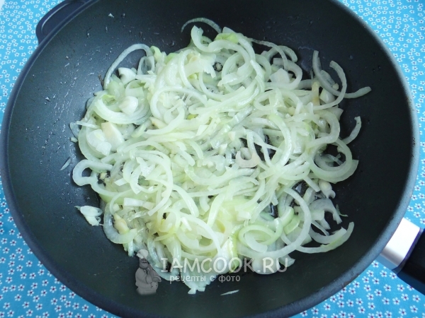 Обжарить лук с чесноком