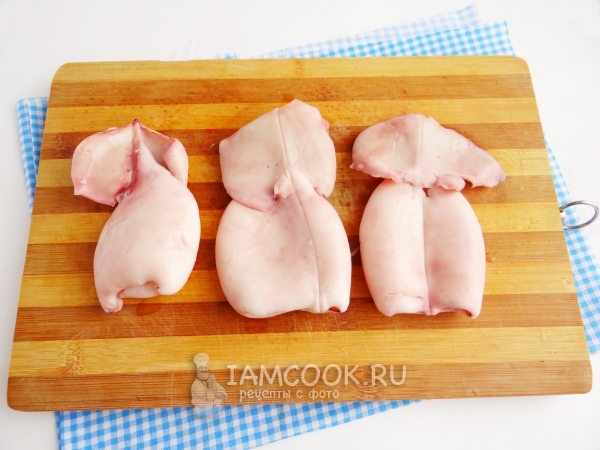 Снять с кальмаров пленку