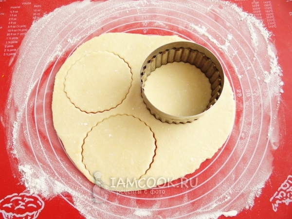 Вырезать из теста круги