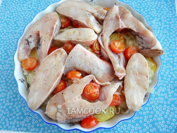 Положить куски рыбы