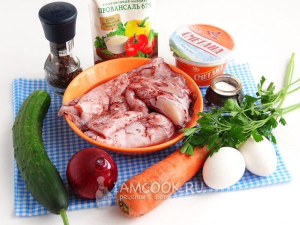Ингредиенты для салата из кальмаров с морковью и огурцом