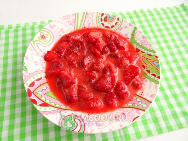 Размешать клубничную начинку
