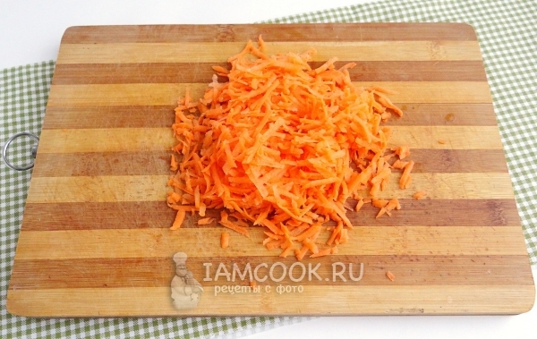 Натереть морковь