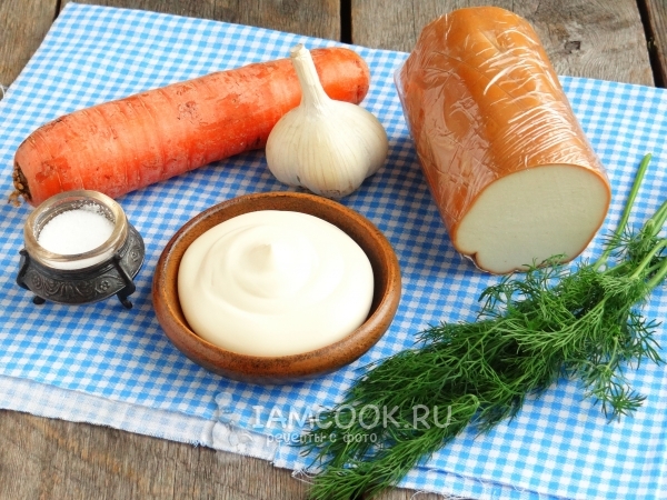 Ингредиенты для салата с копченым колбасным сыром и морковью