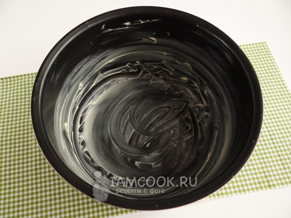 Смазать чашу маслом