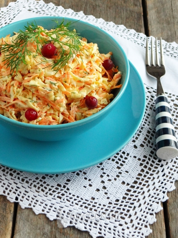 Салат с копченым колбасным сыром и морковью