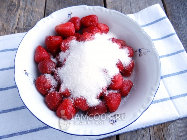 Всыпать к ягодам сахар