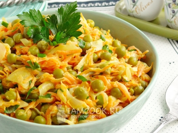 Салат с морковкой, луком и горошком