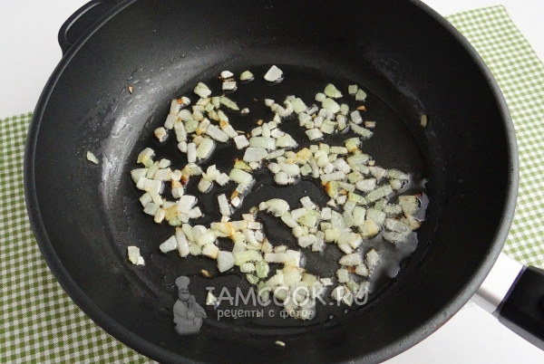 Обжарить лук